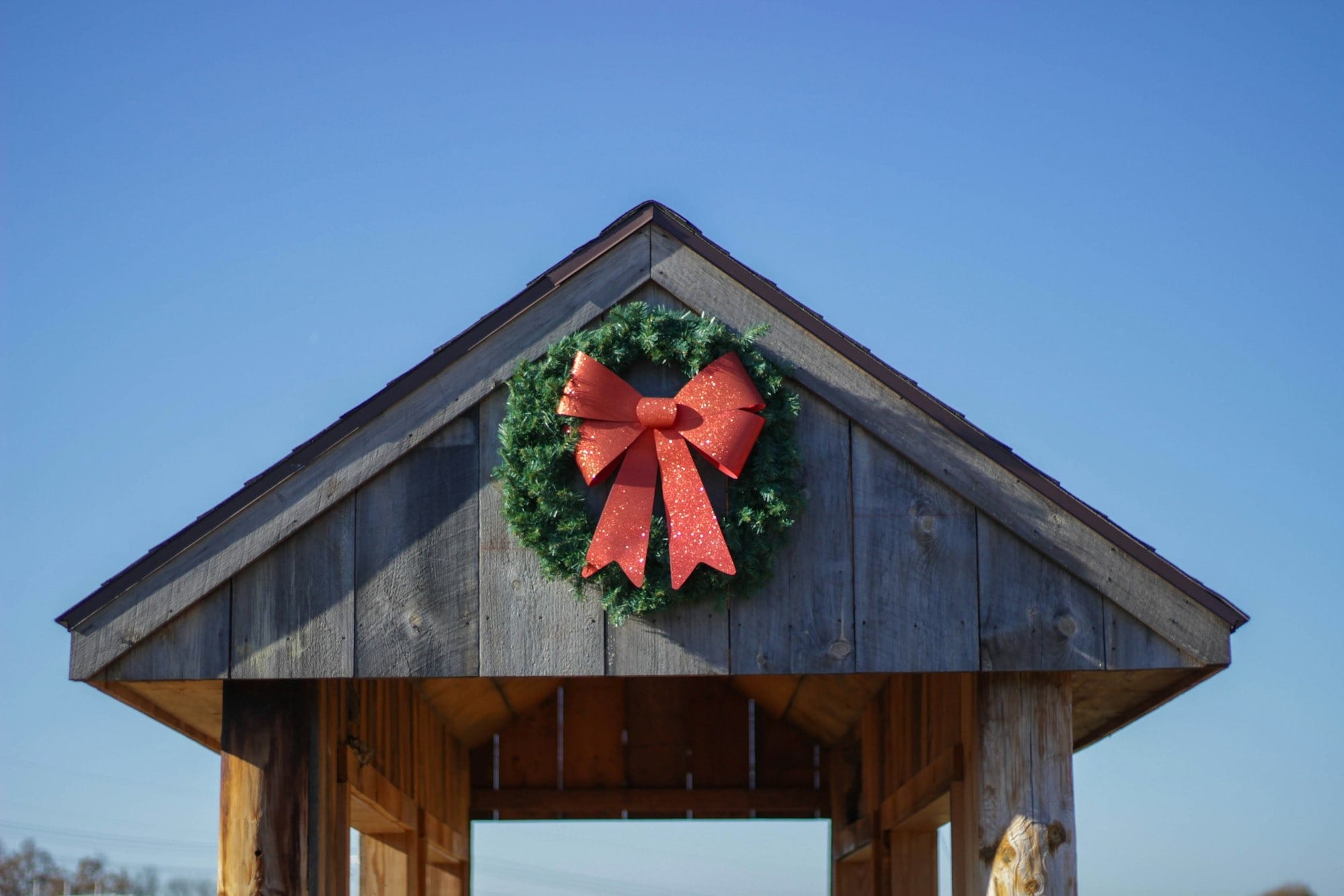 Barn Decorating Hacks: Cheap Ideas for Holiday Spirit